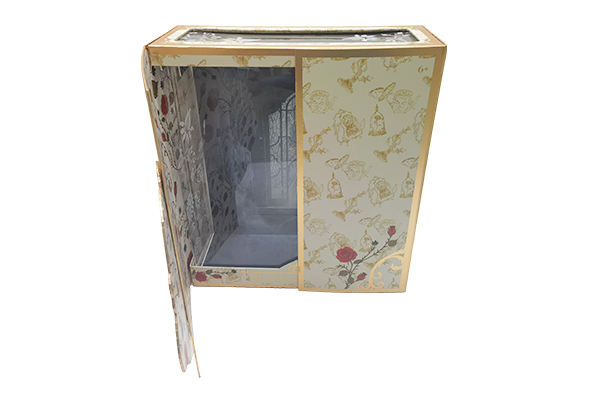 How can the design of gift wrapping reflect the sense of high-end and exquisiteness to enhance the value of gifts?
